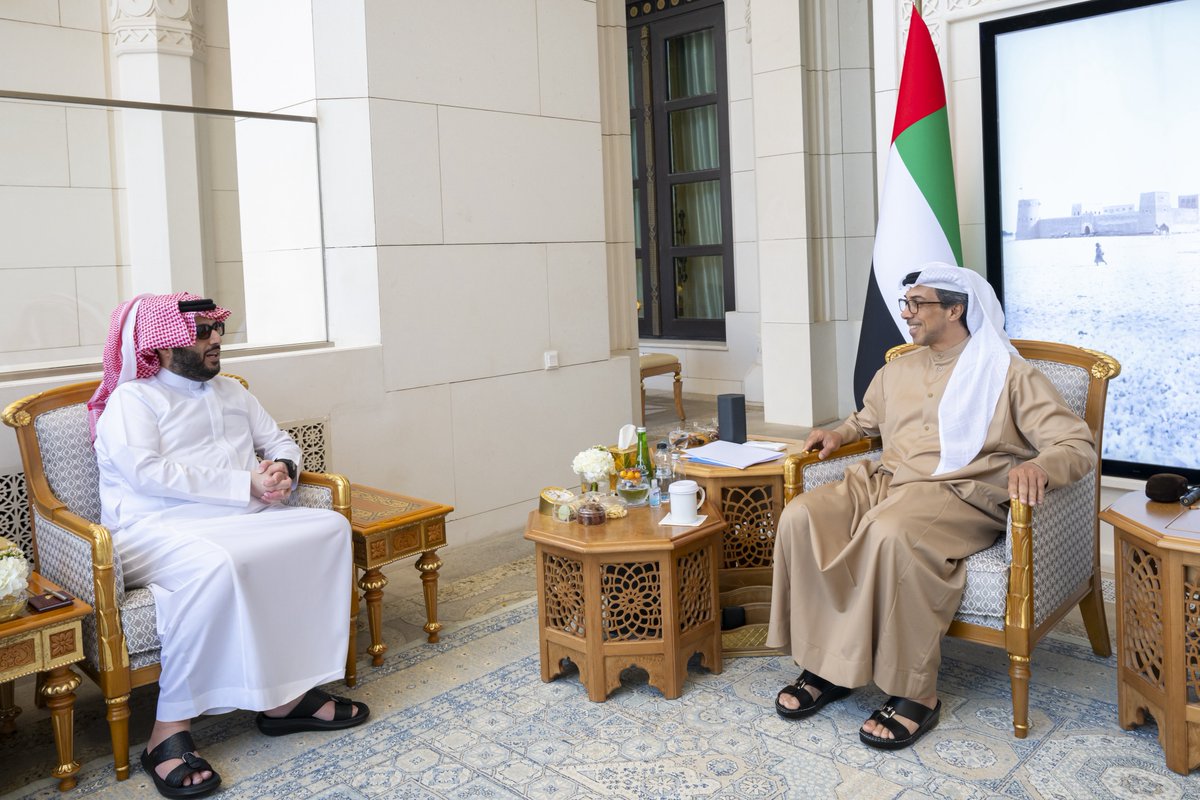 تشرفت اليوم بلقاء سمو الشيخ منصور بن زايد حفظه الله نائب رئيس دولة الامارات العربيه المتحدة ونائب رئيس مجلس الوزراء ورئيس ديوان الرئاسة... الشيخ منصور ليس شخصية سياسية فقط وانما شخصية ثقافية واقتصادية ورياضية مؤثره على مستوى العالم ... مشروعه الرياضي سيتي قروب من أنجح المشاريع في