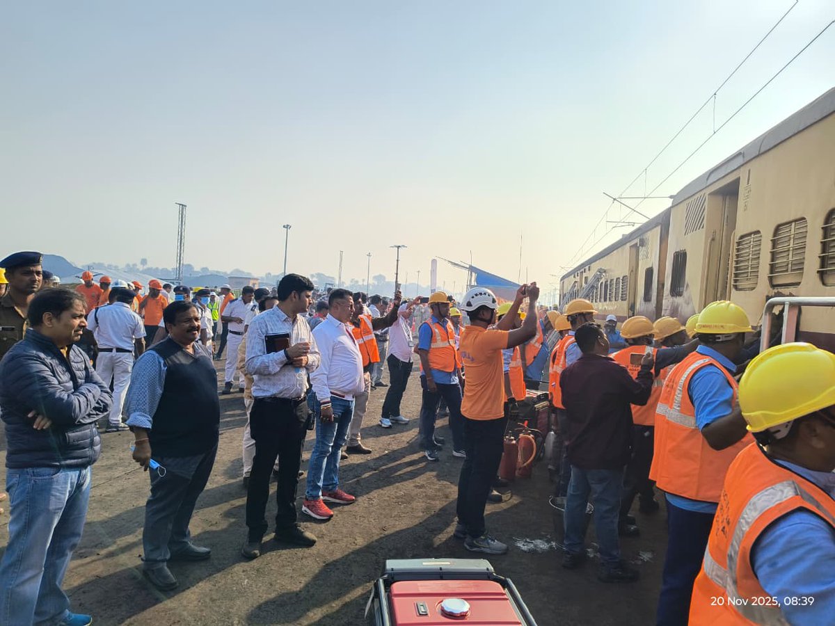DRMKhurdaRoad's tweet image. DRM Shri Alok Tripathi led the joint Disaster Management Drill at Hindol Road Station and supervised planning and coordination.

ECoR remains committed to boosting safety &amp;amp; preparedness.

#RailwaySafety

@RailMinIndia @EastCoastRail