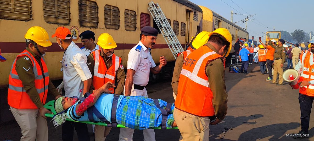 DRMKhurdaRoad's tweet image. DRM Shri Alok Tripathi led the joint Disaster Management Drill at Hindol Road Station and supervised planning and coordination.

ECoR remains committed to boosting safety &amp;amp; preparedness.

#RailwaySafety

@RailMinIndia @EastCoastRail