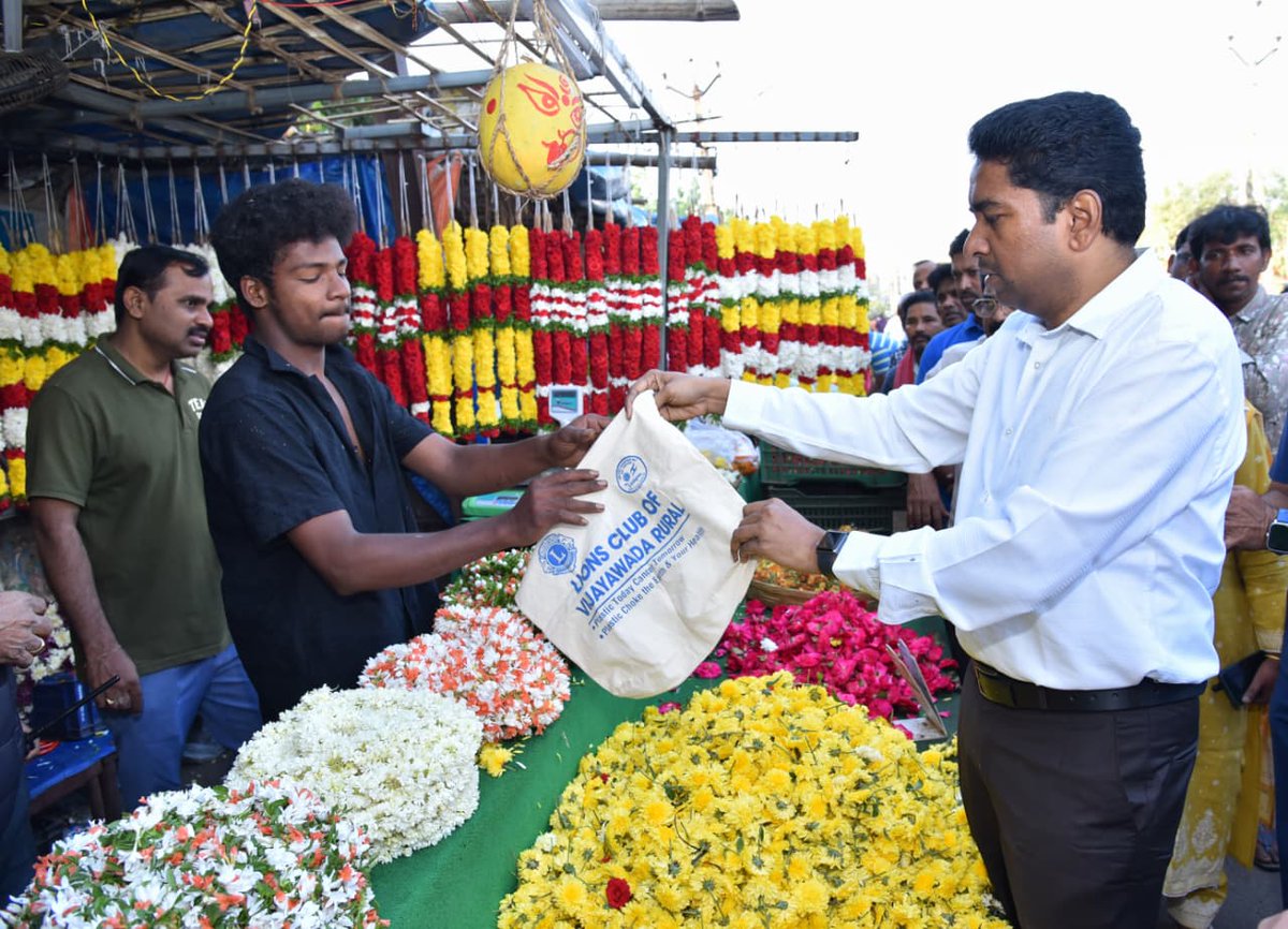 Collectorntr's tweet photo. Date : 20th Nov, 2025
Place : High School Road, Patamata
NTR District Collector Dr. G. Lakshmisha IAS, made a surprise inspection at the #RythuBazaar, checking price boards, farmer’s IDs, and interacted with consumers. He emphasized strict price display, courteous service, and stall transparency and warned officials against lapses and called for a complete ban on plastic, directing promotion of cloth bags and strict action on illegal plastic use.
Officers attended : AD Marketing, Rythu Bazar Estate Officer, VMC City Planner, Chief Engineer, Health Officer, Circle-3 Zonal Commissioner & Others
#NTRDistrict #MarketInspection #ConsumerRights #PriceTransparency #PlasticFree #EcoFriendly #FarmersMarket #SustainableLiving #PublicInspection #GoodGovernance