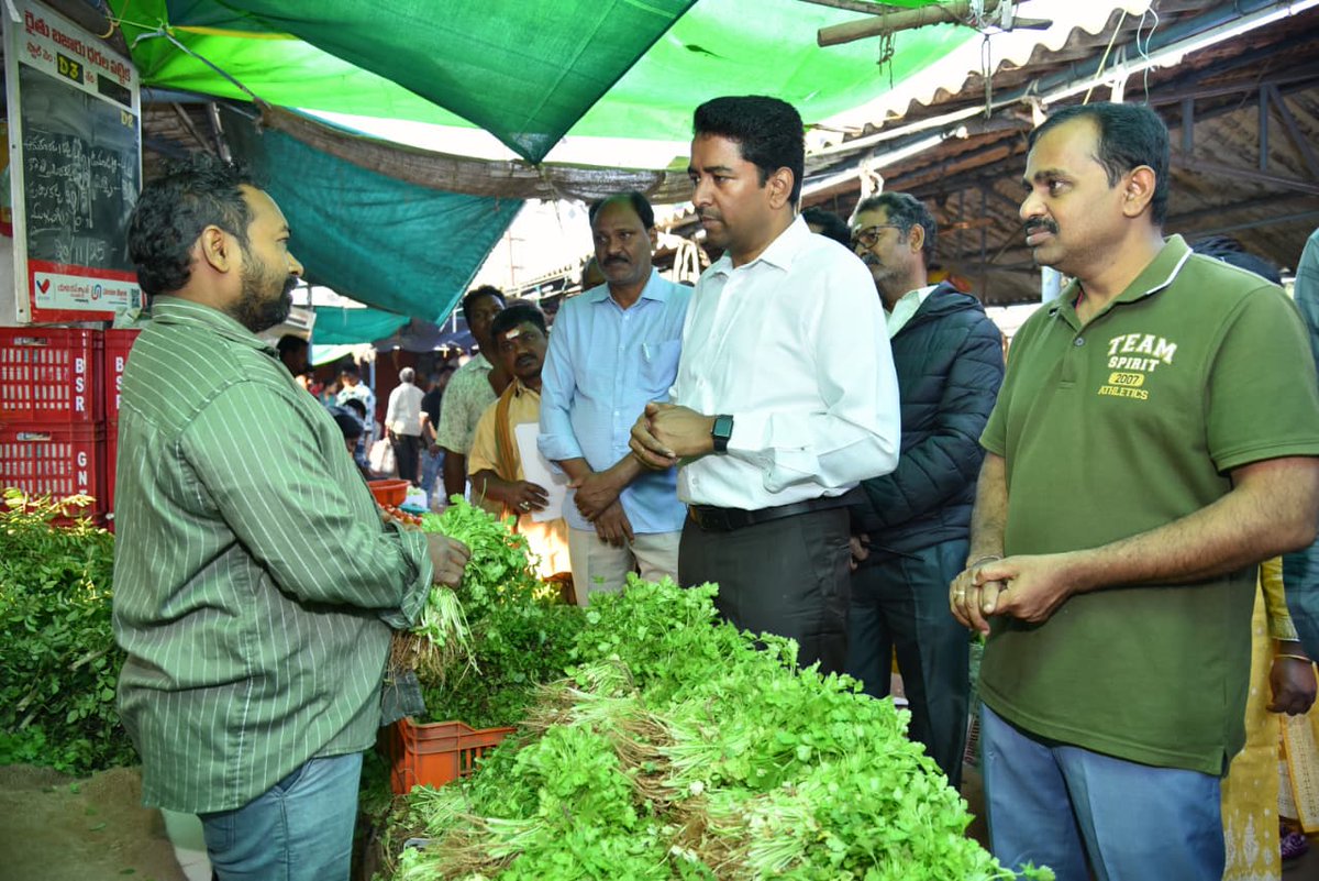 Collectorntr's tweet photo. Date : 20th Nov, 2025
Place : High School Road, Patamata
NTR District Collector Dr. G. Lakshmisha IAS, made a surprise inspection at the #RythuBazaar, checking price boards, farmer’s IDs, and interacted with consumers. He emphasized strict price display, courteous service, and stall transparency and warned officials against lapses and called for a complete ban on plastic, directing promotion of cloth bags and strict action on illegal plastic use.
Officers attended : AD Marketing, Rythu Bazar Estate Officer, VMC City Planner, Chief Engineer, Health Officer, Circle-3 Zonal Commissioner & Others
#NTRDistrict #MarketInspection #ConsumerRights #PriceTransparency #PlasticFree #EcoFriendly #FarmersMarket #SustainableLiving #PublicInspection #GoodGovernance