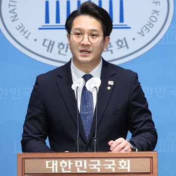 Sheep_Esports's tweet image. South Korean politician Jeon Yong gi speaks out against the cyberbullying by T1 gal targeting Gumayusi 🇰🇷

He urges KeSPA Riot Korea and all clubs to act and protect players

for context T1 gal is a group of &quot;fans&quot; that sent trucks, funeral wreaths and doxxed Gumayusi&apos;s family