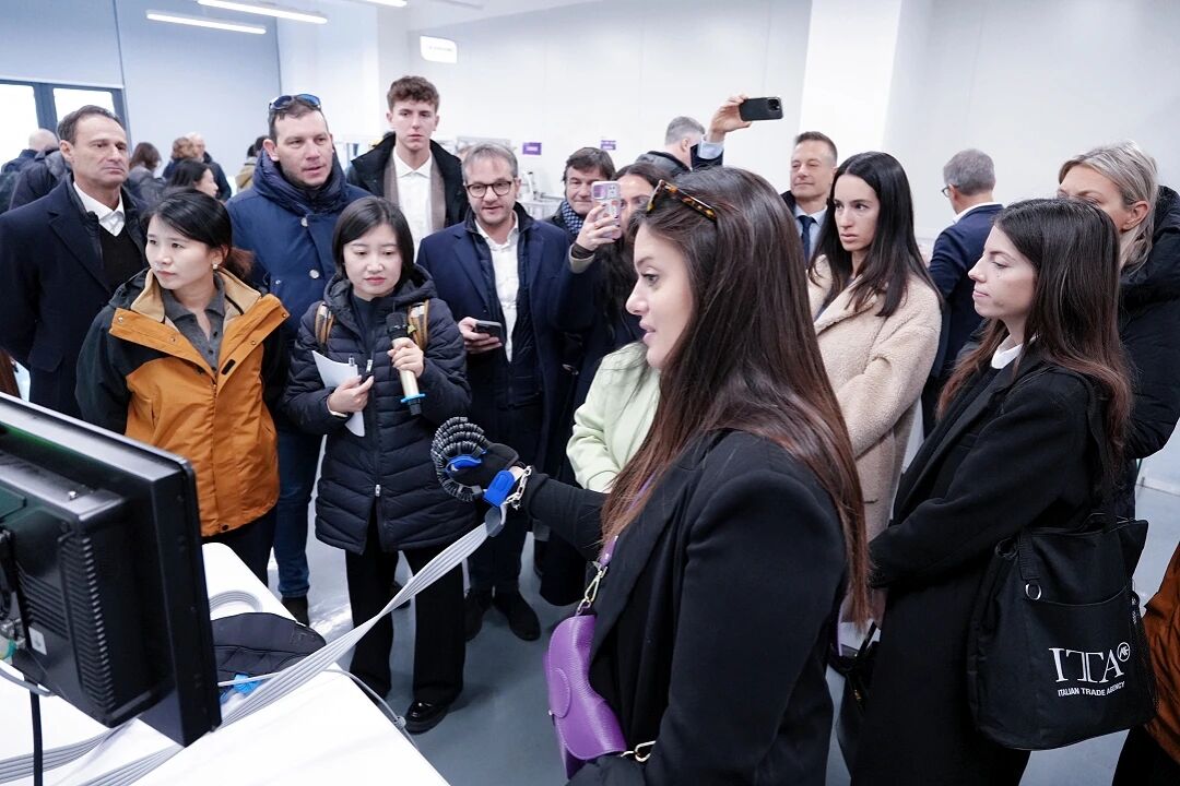 softrobotgrip's tweet image. 💥Big news from SRT! A 29-strong delegation from Italy’s Confindustria Vicenza just visited our Beijing HQ—talking soft robotics, AI integration, and the future of smart manufacturing. Learn more. 👉
softrobotgripper.com/blogs/news/chi…
#softgripper #softrobotics #AutomationSolutions