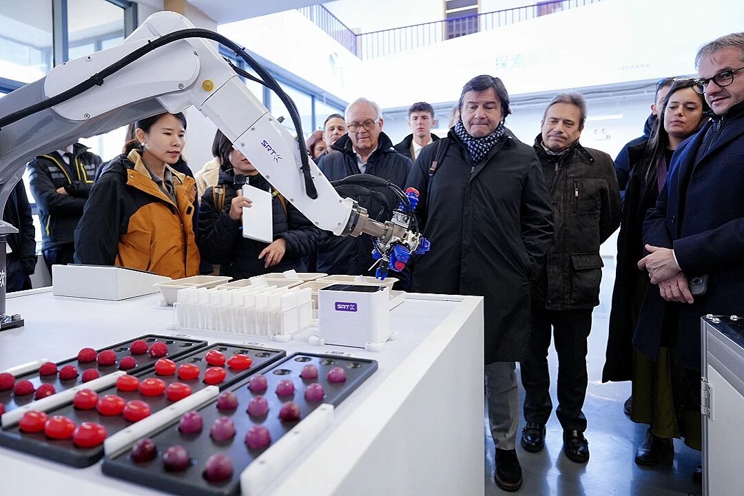 softrobotgrip's tweet image. 💥Big news from SRT! A 29-strong delegation from Italy’s Confindustria Vicenza just visited our Beijing HQ—talking soft robotics, AI integration, and the future of smart manufacturing. Learn more. 👉
softrobotgripper.com/blogs/news/chi…
#softgripper #softrobotics #AutomationSolutions