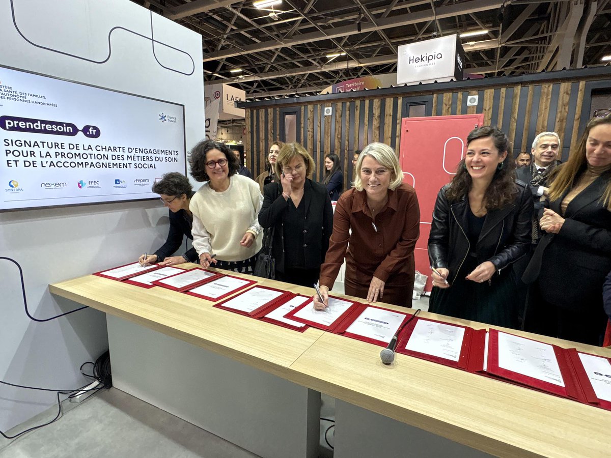 #Prendresoin | Au <a href="/salondesmaires/">Salon des Maires et des Collectivités</a>, la ministre <a href="/stephanie_rist/">Stéphanie RIST</a> a signé ce jour la charte d’engagements Prendresoin.fr pour la promotion des métiers du soin et de l’accompagnement social.

📈 Les métiers du soin, de la petite enfance, du handicap, du grand âge et de
