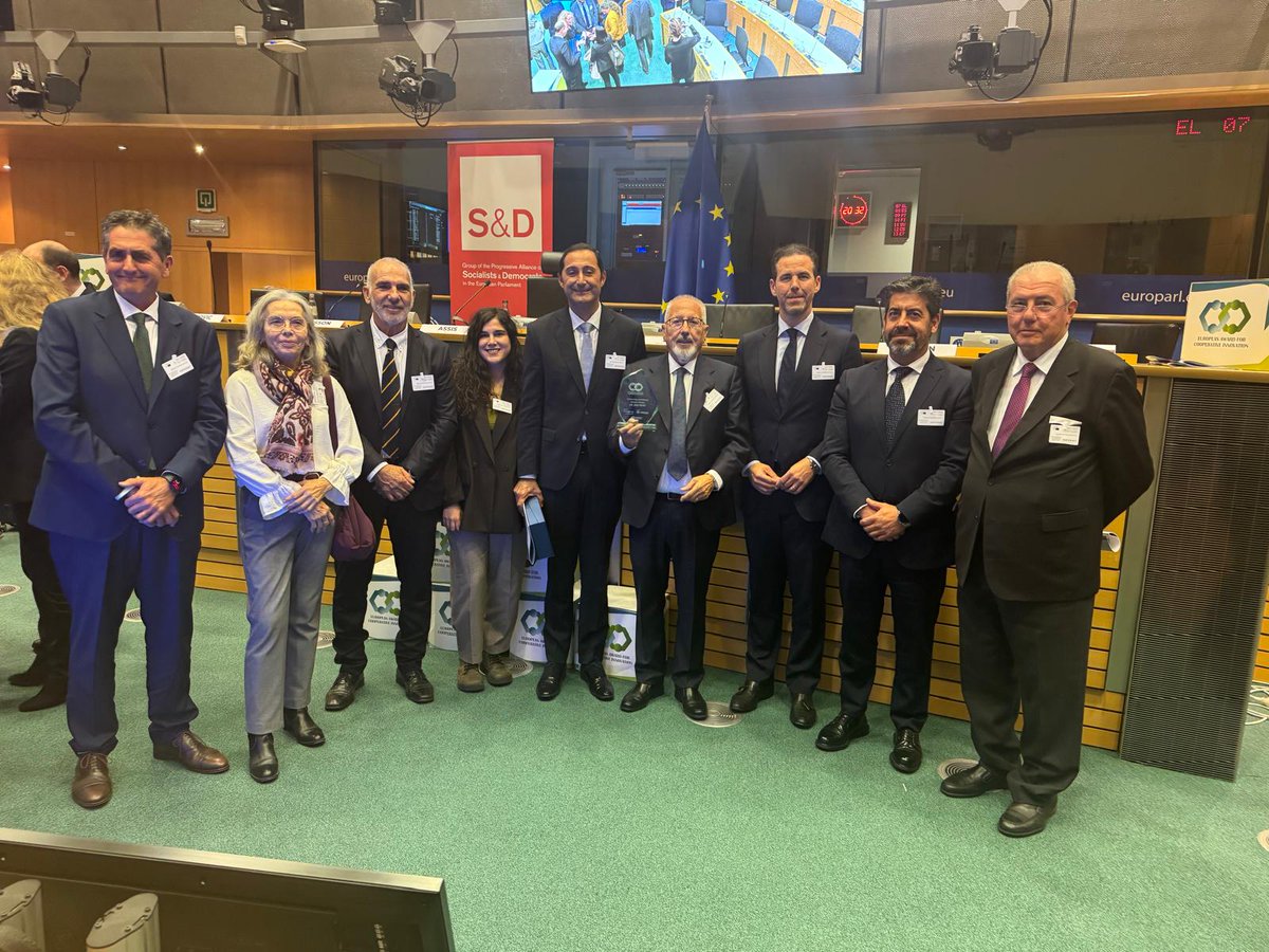 fTROPS's tweet photo. 𝗣𝗥𝗘𝗠𝗜𝗢 𝗘𝗨𝗥𝗢𝗣𝗘𝗢 𝗔 𝗟𝗔 𝗜𝗡𝗡𝗢𝗩𝗔𝗖𝗜𝗢́𝗡 𝗖𝗢𝗢𝗣𝗘𝗥𝗔𝗧𝗜𝗩𝗔 📌 TROPS ha sido una de las entidades galardonadas en la 6ª edición de los Premios Europeos a la Innovación Cooperativa, concretamente en la categoría ‘Creación de Valor Ambiental’, organizado por @COPACOGECA, el principal organismo representativo de todo el sector de cooperativas agrarias y de pesca a nivel de la Unión Europea.

Con este premio se reconoce a TROPS las prácticas y procesos innovadores en nuestro modelo integral de producción, enfocados en mejorar la rentabilidad de los productores y asegurando alimentos de alto valor nutricional con el mínimo impacto ambiental.

Noticia completa aquí ➡️ https://t.co/00Y3wc8feO