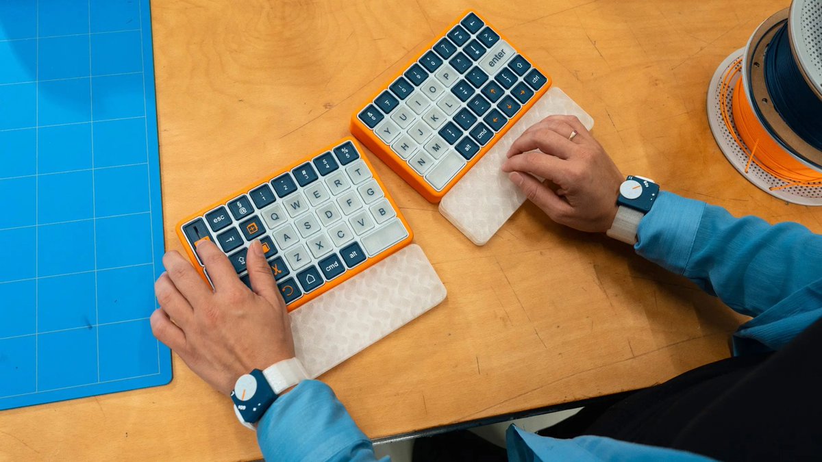 XaviGasso's tweet photo. Lo fácil que parece ponerse en la piel del otro para innovar, para crear, para mejorar toda una vida.. y lo poco que se hace (en realidad).

Ideas como #OnCue, un teclado, creado especialmente para ayudar a las personas con la enfermedad de Parkinson demuestran que hay mucho espacio creativo, y útil, todavía por explorar. Aunque quizás no genere tanto rendimiento (en términos económicos como otros, claro…).

Proyectazo de Alessandra Galli: https://t.co/zDdz7HdGCm

Premio James Dyson Global Award 2025

#estoesphusions
https://t.co/G5rf4JZLQf