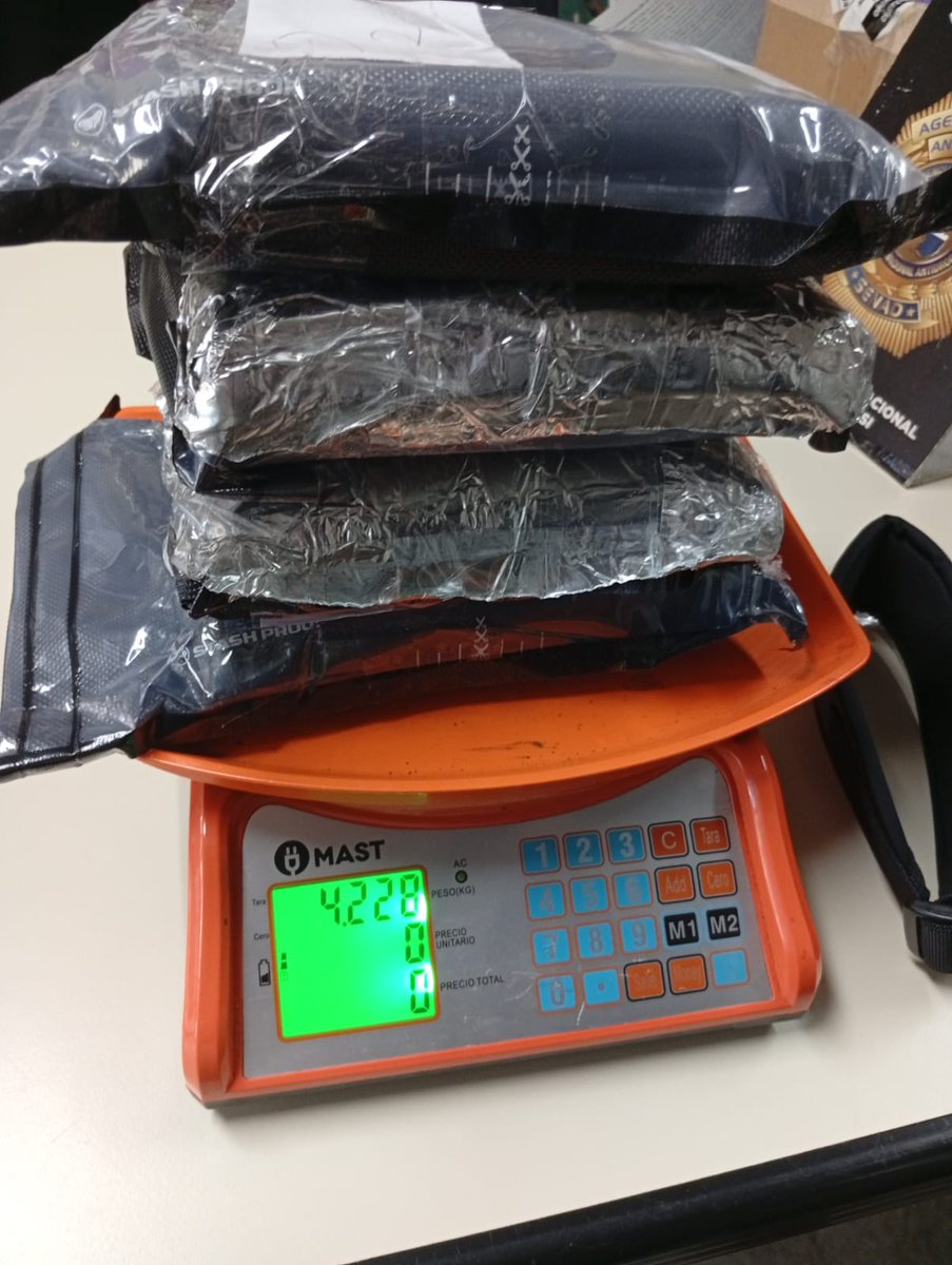 Senad_py's tweet image. Narcoencomiendas con gps 👁️🔍

En el Silvio Pettirossi incautamos marihuana proveniente de California, Estados Unidos.🇺🇸

Los narcos seguían su pedido ya que detectamos un GPS dentro de la caja. Caso abierto y en investigación.