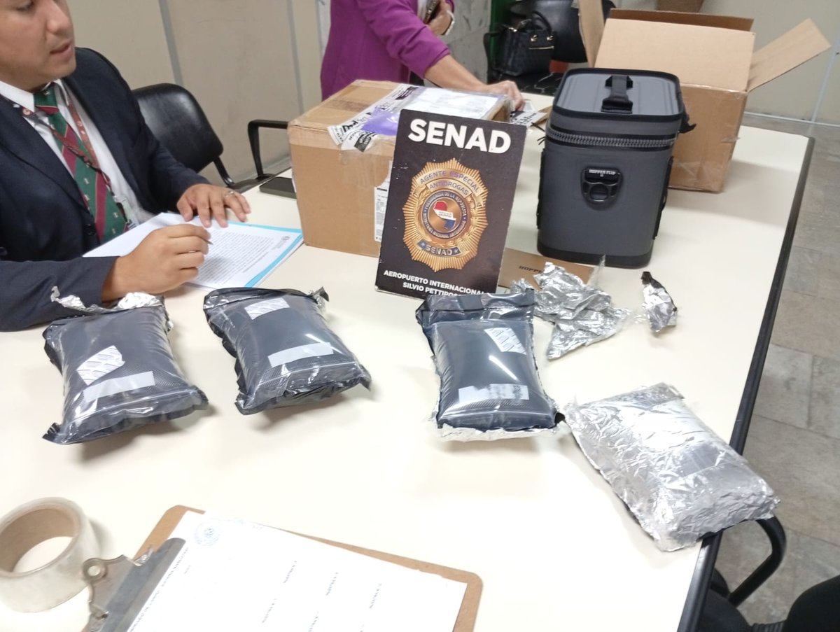 Senad_py's tweet image. Narcoencomiendas con gps 👁️🔍

En el Silvio Pettirossi incautamos marihuana proveniente de California, Estados Unidos.🇺🇸

Los narcos seguían su pedido ya que detectamos un GPS dentro de la caja. Caso abierto y en investigación.