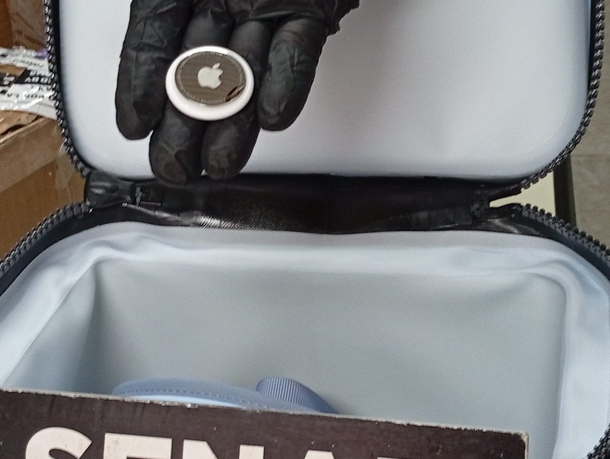 Senad_py's tweet image. Narcoencomiendas con gps 👁️🔍

En el Silvio Pettirossi incautamos marihuana proveniente de California, Estados Unidos.🇺🇸

Los narcos seguían su pedido ya que detectamos un GPS dentro de la caja. Caso abierto y en investigación.