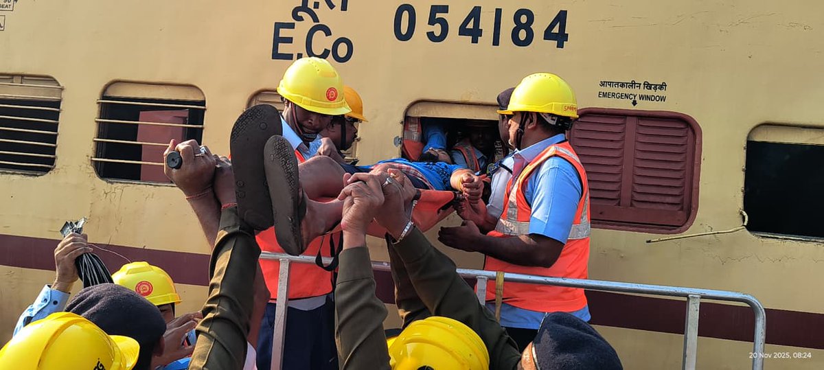 DRMKhurdaRoad's tweet image. NDRF, ODRAF, RPF, Police, Fire Services, Medical Teams &amp;amp; Rly Work Force joined hands in a major Disaster Management Drill at Hindol Road.

The focus: Faster response, better coordination, and improved passenger rescue systems.

#RailSafety #TeamWork  @RailMinIndia @EastCoastRail