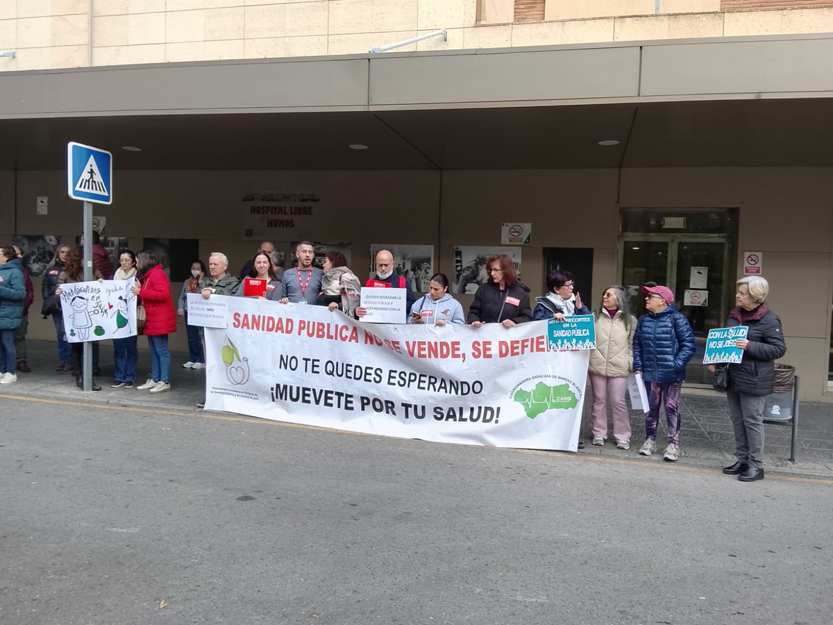 Hoy hemos estado apoyando a las familias que sufren los recortes en la #SanidadPública En este caso con la supresión en el servicio de logopeda. Promesas, muchas. Acciones para arreglarlo, ninguna.