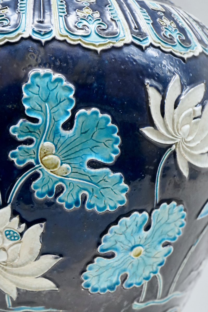 法花蓮池仙鶴文壷》 明時代 景徳鎮窯 15~16世紀 法花とは、素地の上に