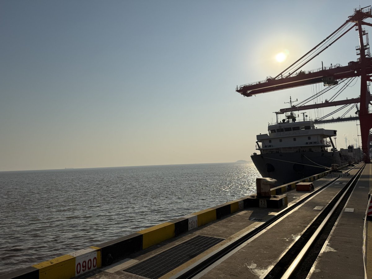 Ханжөүгийн буланд

Далай, онгоц, нар гуравтай ярилцав.