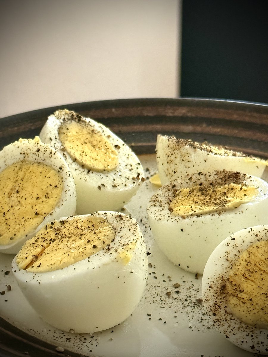 GummSum's tweet image. Hahaha yaar kuch bhi? Aap sab anday khaain aur enjoy karain 🤣🤣#breakfasttime