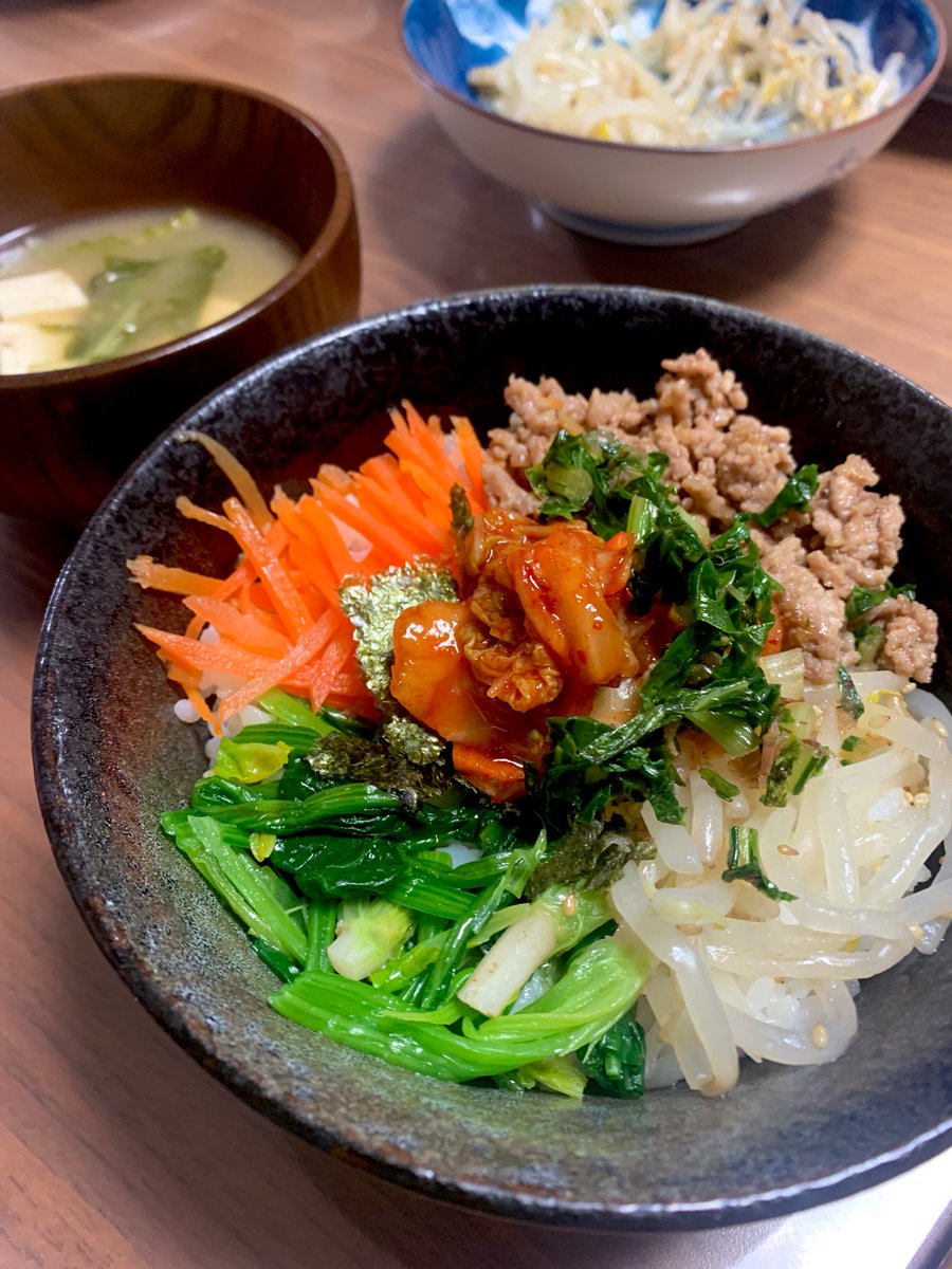 lily_float's tweet image. パパやきん行ってらっしゃーい❄️⛸️
🚙窓の凍結対策そろそろしなきゃみたい。

わたしは、乾燥対策がendless❄️
クリームおいつかないよ🤣

ギター🎸の弾きがたりのせたいけど
加齢が気になりできない…
せめてネイルしてみたけど
逆に引き立てている🤣

わたし何やってんだか。