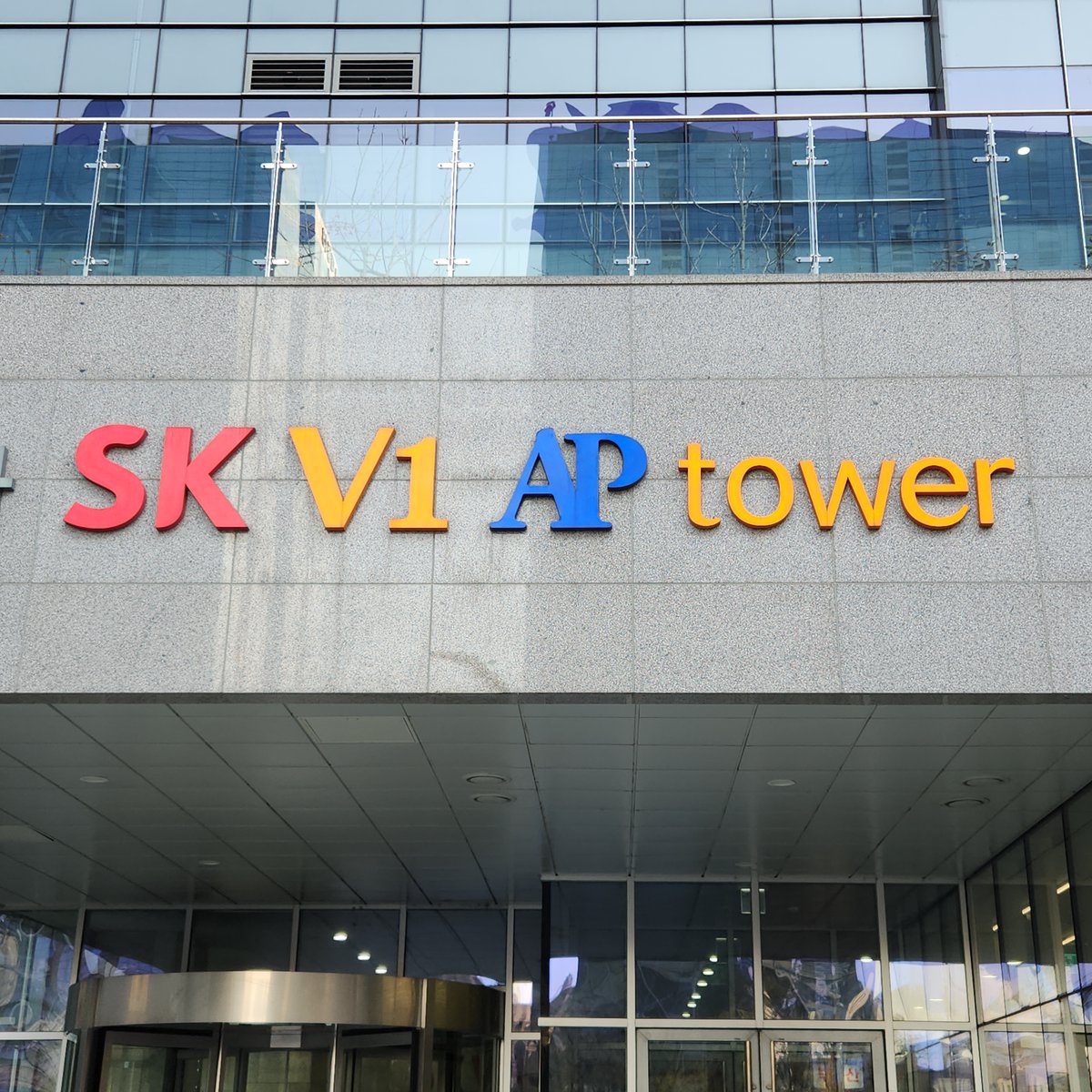 jewelskater's tweet image. 2025-11-19ㅣ마침내 삼각대 수리가 끝났다. 임시로 쓰던 허술한 저렴이 삼각대가 생각보다 가볍고 괜찮았지만 튼튼한 거 써야 덜 흔드리겠지