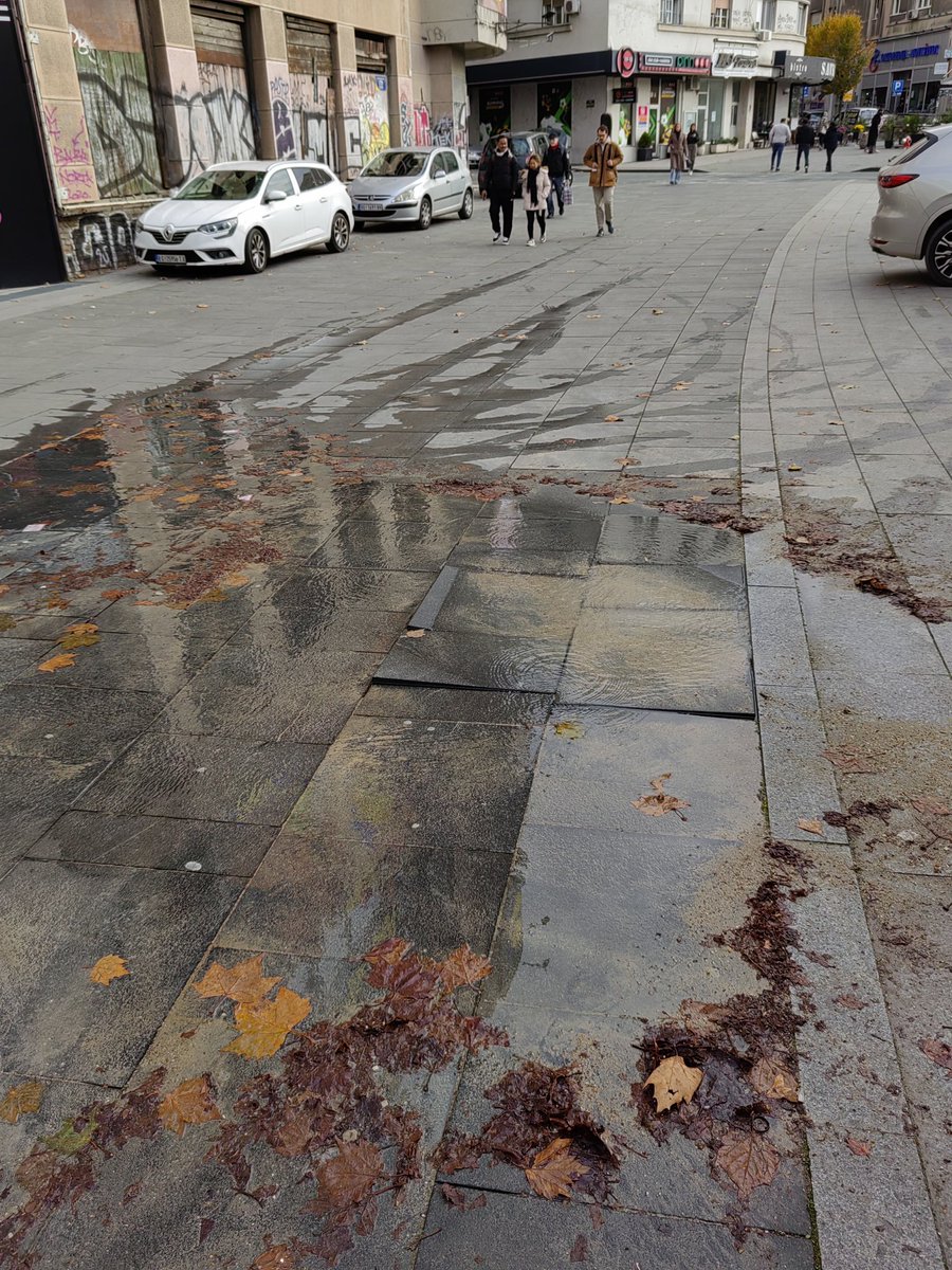 LazarevacWatch's tweet photo. Savski Venac, u visini Karađorđeva 91 pukla vodovodna cev ispod granitnih ploča.@prijavi_problem https://t.co/JctAHg5Wrh