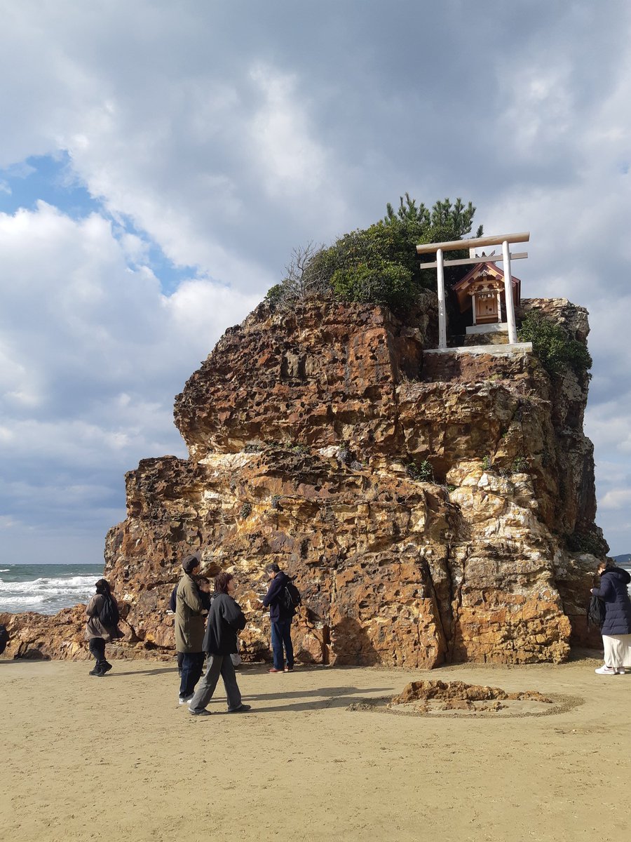 kasuji_g's tweet photo. ひとり旅 1日目【出雲】
稲佐の浜で砂をいただき、出雲大社へ🐾
そのあと鰐淵寺行きたくて、曇州平田駅まで行ったけど、バス乗り間違えて行けなかった…( ･́ω･̀)でも、運転手さんがすごくいい人で、色んなお話してくれて、バスから見る景色もすごくきれいだったから結果おーらい(* ˊᵕˋㅅ) https://t.co/gEWUGTJpWI