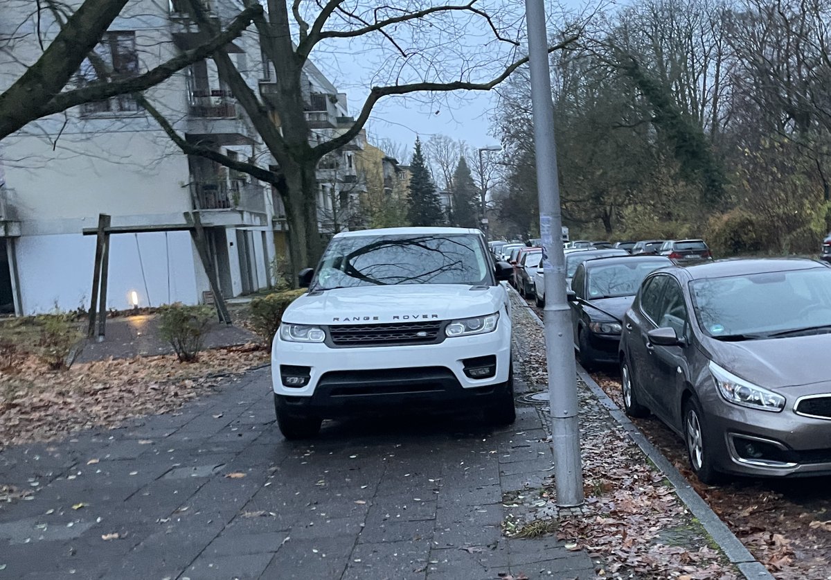 BikerPankow's tweet image. Auf dem Fußweg zu parken ist in #Pankow inzwischen vollständig normalisiert. Dass die Fußwege darunter leiden und ggf. auch Fußgänger nicht mehr richtig vorbei kommen - egal, das sind ja alles &quot;Momentaufnahmen&quot;, sagt das Ordnungsamt.