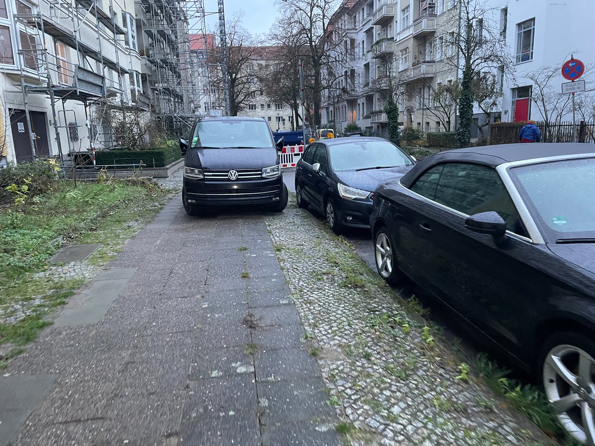 BikerPankow's tweet image. Auf dem Fußweg zu parken ist in #Pankow inzwischen vollständig normalisiert. Dass die Fußwege darunter leiden und ggf. auch Fußgänger nicht mehr richtig vorbei kommen - egal, das sind ja alles &quot;Momentaufnahmen&quot;, sagt das Ordnungsamt.