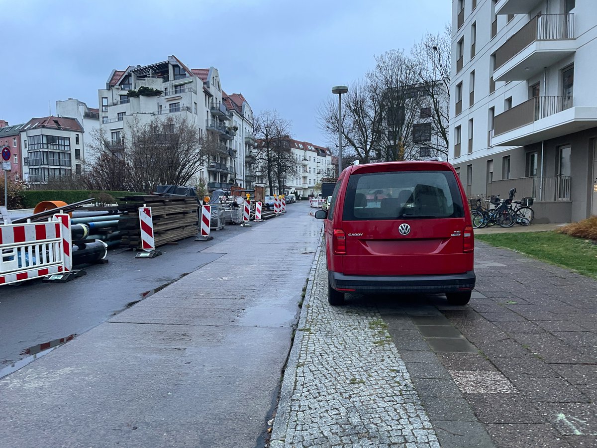 BikerPankow's tweet image. Auf dem Fußweg zu parken ist in #Pankow inzwischen vollständig normalisiert. Dass die Fußwege darunter leiden und ggf. auch Fußgänger nicht mehr richtig vorbei kommen - egal, das sind ja alles &quot;Momentaufnahmen&quot;, sagt das Ordnungsamt.