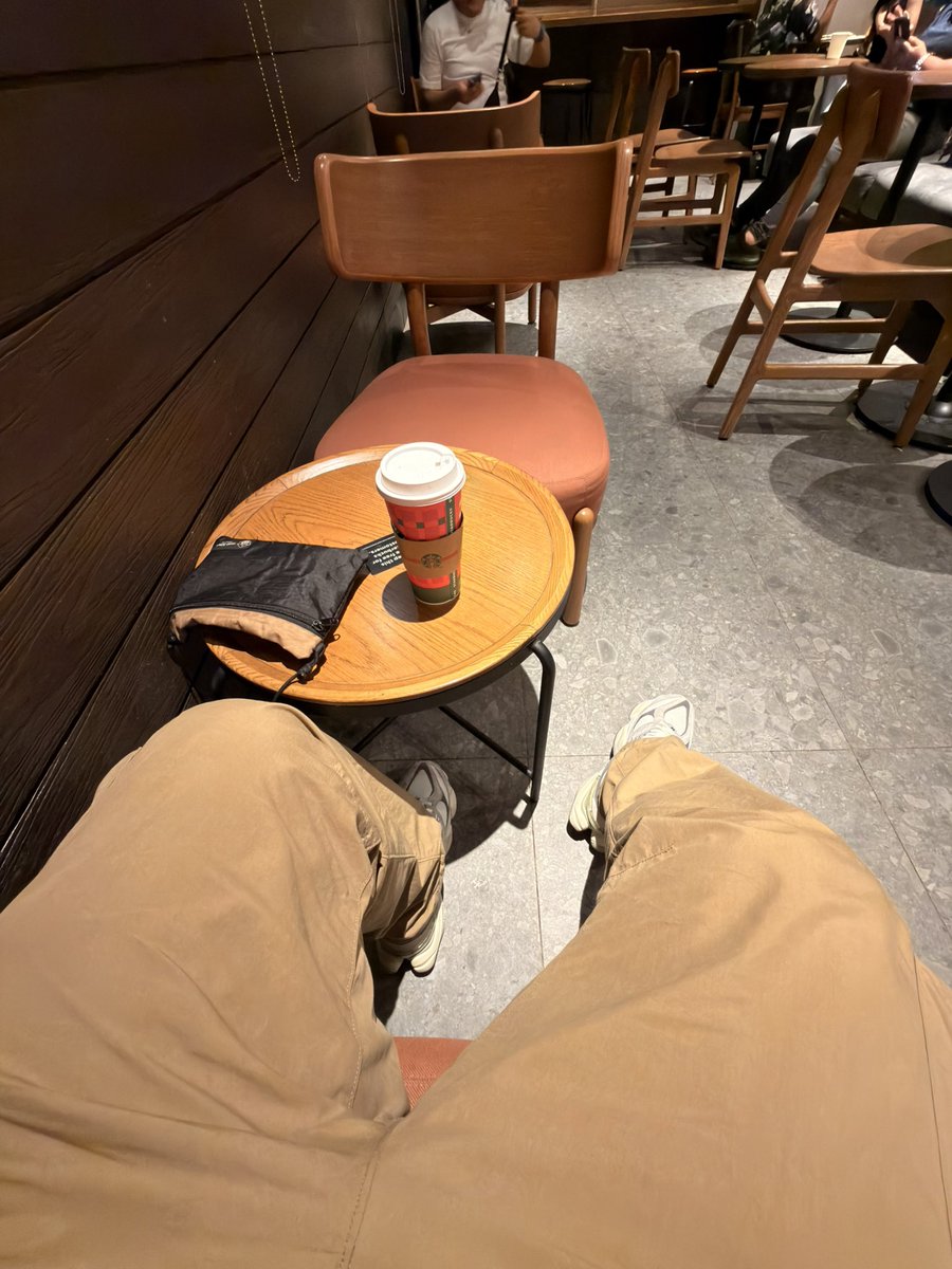I deserve a hot chocolate after a long, tiring day. ☺️😇