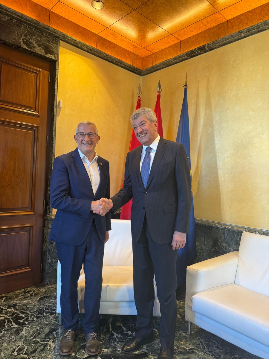 AzEmbSpain's tweet image. 🇦🇿🇪🇸 En el marco de la visita empresarial e institucional a #Navarra, el Embajador @RamizHasanov_  se reunió con el Primer Vicepresidente @FelixTaberna_na / @gob_na 
Ambas partes exploraron vías para impulsar el comercio, la inversión, la educación y los lazos culturales, y…