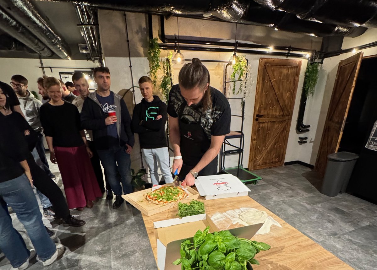 softwaremill's tweet image. Nasze ostatnie spotkanie w Łodzi zdecydowanie należało do klimatycznych 🎶

Miasto przywitało nas mglistą aurą niczym z Silent Hill, ale szybko zmieniliśmy kierunek w stronę Włoch, ucząc się jak robić pizzę 💪 

Wieczorem wróciliśmy za to w mroczne rejony - obejrzeliśmy Draculę w…