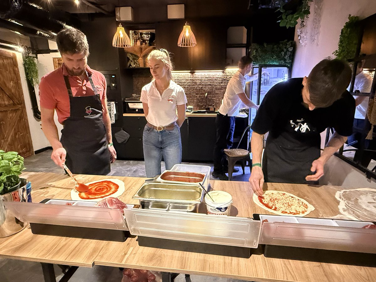 softwaremill's tweet image. Nasze ostatnie spotkanie w Łodzi zdecydowanie należało do klimatycznych 🎶

Miasto przywitało nas mglistą aurą niczym z Silent Hill, ale szybko zmieniliśmy kierunek w stronę Włoch, ucząc się jak robić pizzę 💪 

Wieczorem wróciliśmy za to w mroczne rejony - obejrzeliśmy Draculę w…