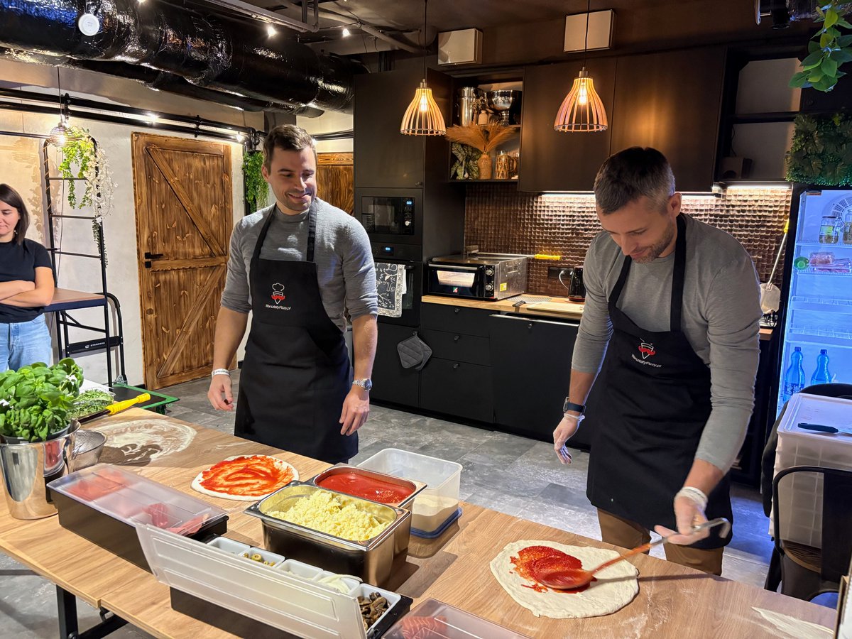 softwaremill's tweet image. Nasze ostatnie spotkanie w Łodzi zdecydowanie należało do klimatycznych 🎶

Miasto przywitało nas mglistą aurą niczym z Silent Hill, ale szybko zmieniliśmy kierunek w stronę Włoch, ucząc się jak robić pizzę 💪 

Wieczorem wróciliśmy za to w mroczne rejony - obejrzeliśmy Draculę w…