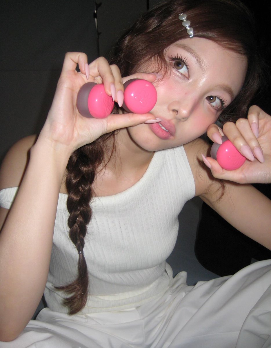 godmitzu's tweet image. NAYEON for fwee