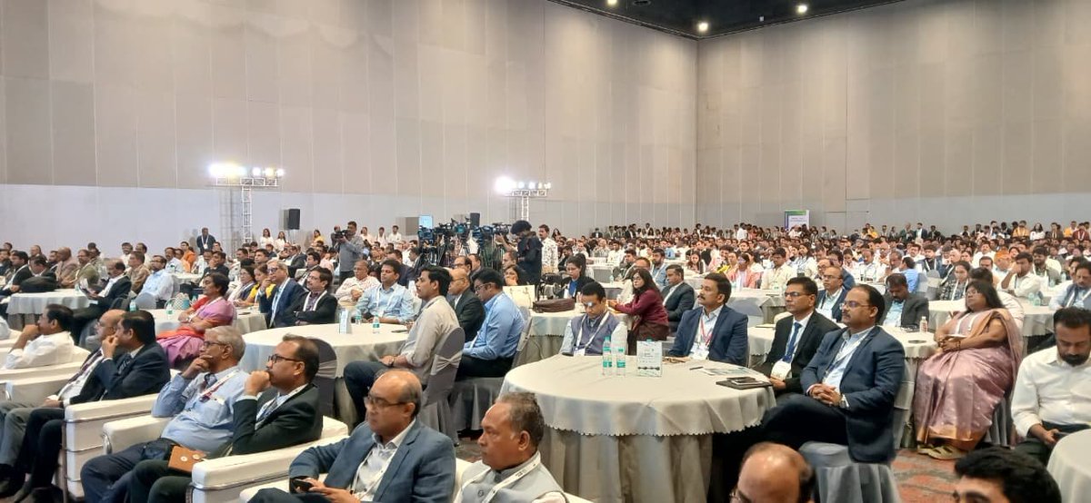 airnews_hyd's tweet image. #NABARD,#IAMAI సంయుక్త ఆధ్వర్యంలో-తొలి ఎర్త్ సమ్మిట్ 2025-26-ఈరోజు-హైదరాబాద్‌,హైటెక్స్ లో ప్రారంభమైంది.ఈ సదస్సులో పాల్గొన్న ఉప ముఖ్యమంత్రి భట్టి విక్రమార్క మాట్లాడుతూ-రాష్ట్రంలో 43 వేల కిలోమీటర్ల T-ఫైబర్ డిజిటల్ బ్యాక్‌ బోన్ కేవలం బ్రాడ్‌ బ్యాండ్ కాదనీ పేర్కొన్నారు. 

(PTC, HYD)