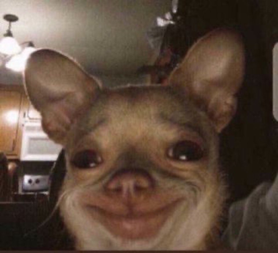 Greatnesss99's tweet image. “Eii you still dey use this your phone?”
“Wonim ade so hwɛ paa o”