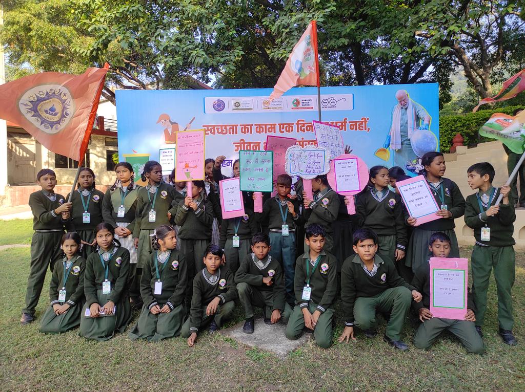 wash_alliance's tweet photo. Celebrated World Toilet Day and Children's Day at @ParmarthNiketan with many students from Rishikesh with educational activities on hygiene, sanitation &amp; nutrition - followed by a Swachh Bharat walk from the Ganga Ghat to spread the message of cleanliness. https://t.co/vYUVcPb8vs