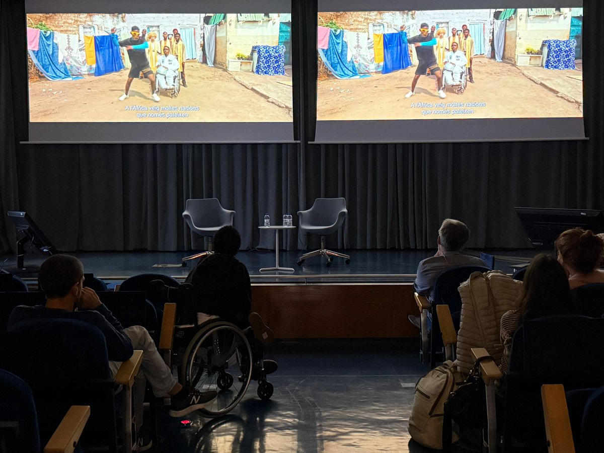 VHIR_'s tweet photo. 🎬 Tres casualitats i un musical connecten el #VHIR i Angola en un nou projecte de salut pública. Hem projectat ¨"As aventuras #Angosat”, un film, protagonitzat pel raper @IsisHembe, que ha unit art i recerca per prevenir l’esquistomiasi al riu Cubal.
👉 https://t.co/wELaYFUrNk https://t.co/zKCB2G0ZwN