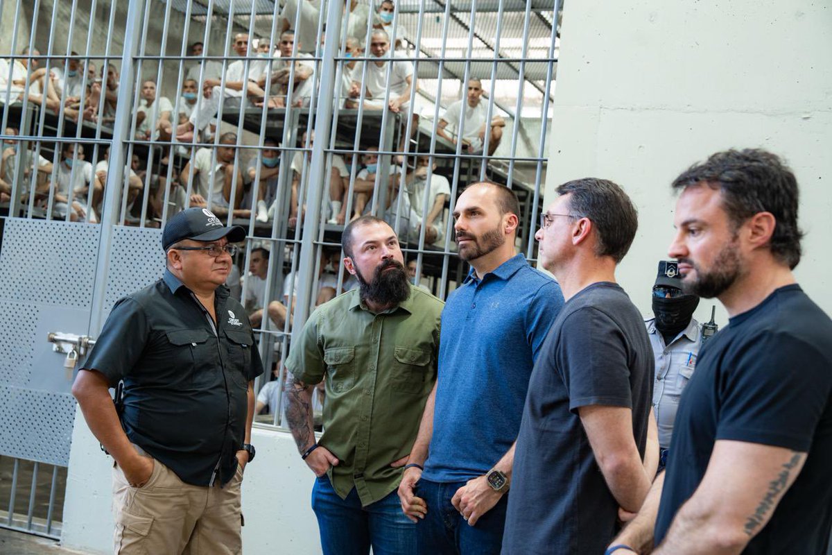 BolsonaroSP's tweet photo. 🚨 🇸🇻 O Brasil vive sob um governo que trata o crime organizado como aliado, enquanto El Salvador fez exatamente o oposto: declarou guerra total ao crime organizado e venceu.

A verdade é simples: a única forma de reduzir a criminalidade é enfrentando-a sem medo. Isso não é vingança. É racionalidade. É proteção ao cidadão. Dever do Estado. Como disse Bukele: ��não se trata um câncer com aspirina.”

E reparem: são os mesmos juízes, os mesmos policiais, os mesmos soldados. O que mudou?
O marco legal. E isto só foi possível pois a população acreditou no Pres. Nayib Bukele.

Sob sua liderança, El Salvador conseguiu o que diziam ser impossível: quebrou as facções, liberou seu povo e recuperou sua SOBERANIA, que é a capacidade de impor a autoridade estatal, retirando de cena o controle territorial dos bandidos.

Agora, eu pergunto aos burocratas da elite brasileira, os guardiões do fracasso: para que serve o nosso Estado de Direito? Para registrar cadáveres? Porque com o modelo atual, dito de "direitos humanos", vivemos uma sequência interminável de criminalidade com impunidade. E quem tenta mudá-lo é rotulado de ditador, agressivo, retrógrado.

E o mais impressionante, o Brasil é tão abençoado que nem precisa inventar nada. Basta copiar o que já funciona. El Salvador mostrou o caminho. Resta saber se teremos líderes capazes de angariar a confiança dos eleitores para, assim, todos juntos fazerem a mudança.

📸 Mais fotos nos stories do meu instagram (BolsonaroSP)
▶️ Em breve soltarei um vídeo no meu YouTube mostrando tudo sobre El Salvador.! Inscreva-se no canal e fique por dentro: https://t.co/Setn498NMb