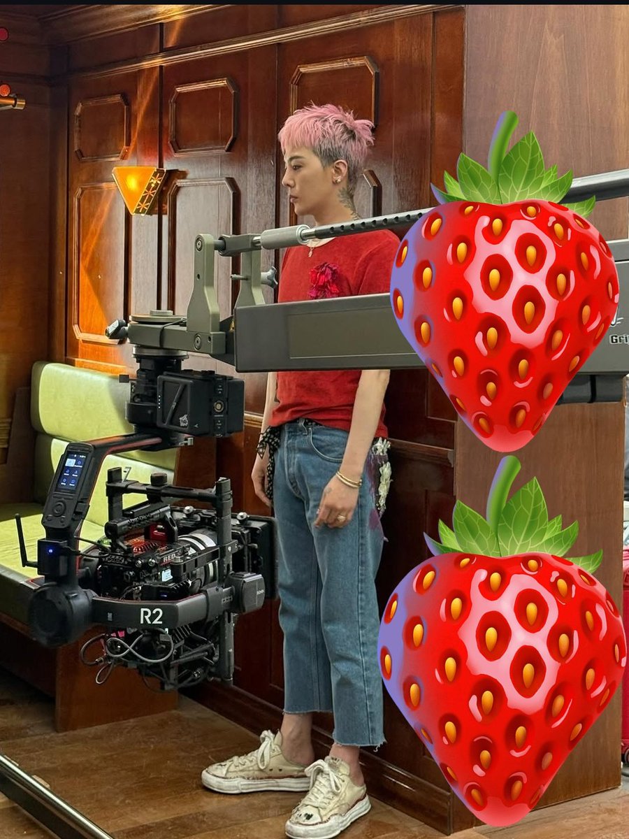 jiyongscrunch's tweet image. 🚨CONFIRMED🚨

KWON JIYONG AKA G DRAGON HAS OFFICIALLY BEEN RECOGNOSED AS 2 STRAWBERRIES TALL
