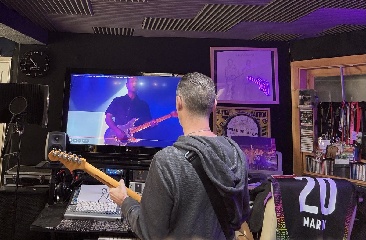 Can’t beat rehearsing with…myself 🤘🏻🎸

#rehearsing #myself #studio #guitarplayer