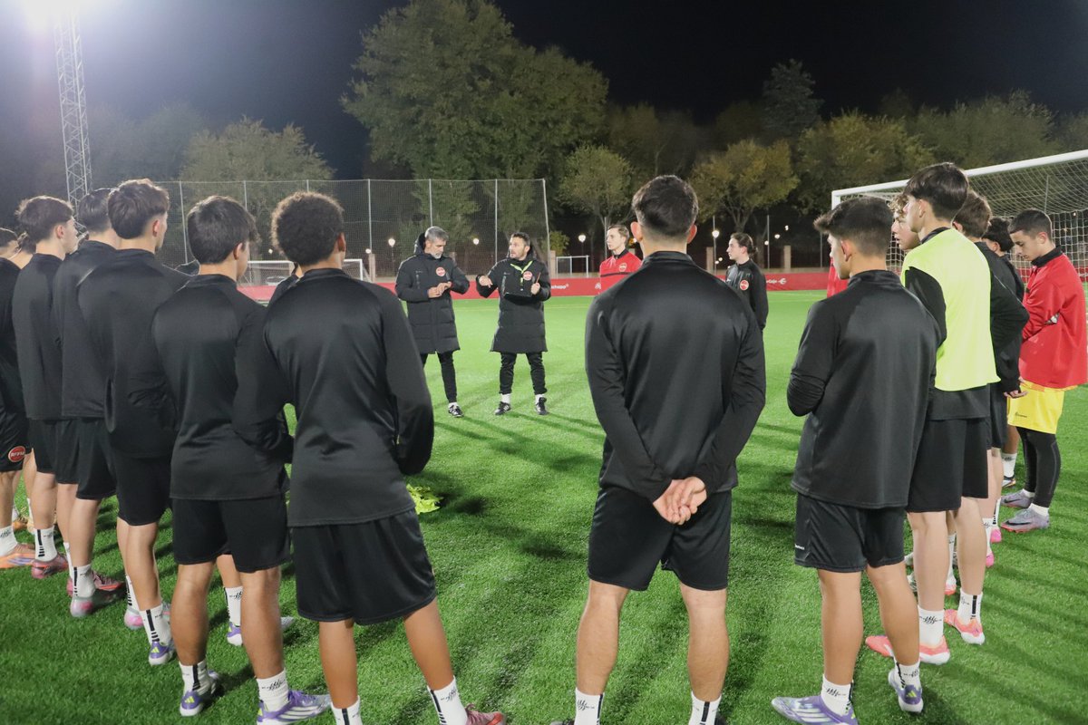 RFFM_oficial's tweet image. La selección 'Siete Estrellas' Sub-16 masculina dirigida por Miguel Fernández retomó anoche sus entrenamientos en Cotorruelo para iniciar la preparación de la siguiente fase del #CESA en la que ya tiene asegurada su presencia en las semifinales.

#VamosMadrid | #Sub16Masculina