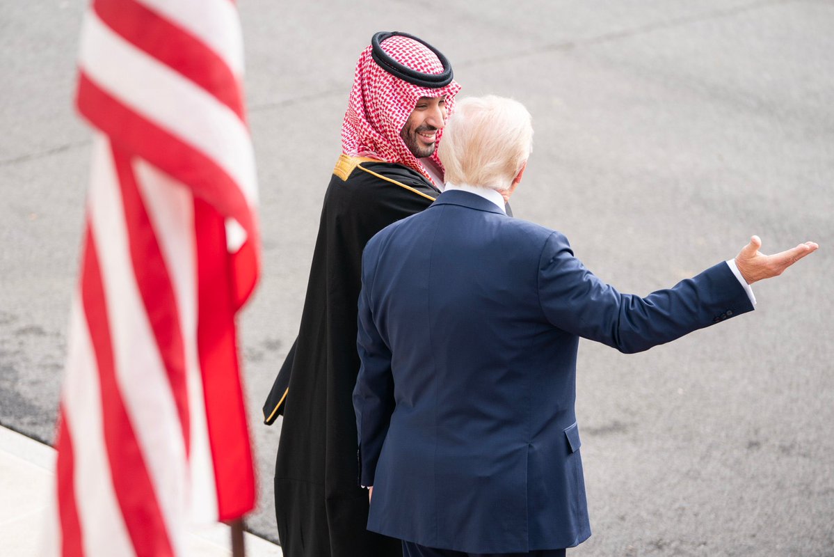 هناك لنا مجدٌ و عزٌّ و منبرُ
و في كلِّ أرضٍ بالضياءاتِ نعبرُ

لنا الأفقُ الأسمى ، لنا لمعةُ المدى
ومنّا ابتدى المعنى وفينا سيكبرُ

"محمدُنا" بالفكرِ أزجى ديارنا
ضياءً بعيداً في السماواتِ يُبهِرُ

ملاك

#محمد_بن_سلمان_في_واشنطن
#رؤية_السعودية_2030