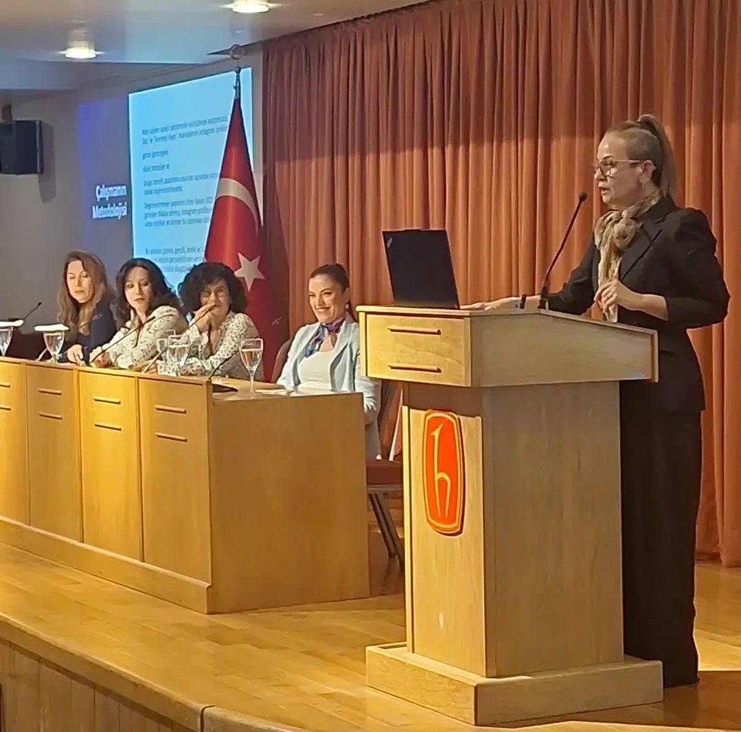 ICSC 2. gün Reklamlarda, Pazarlama Stratejilerinde ve Performatif Eylemlerde Kimlik ve Temsil oturumu başladı.