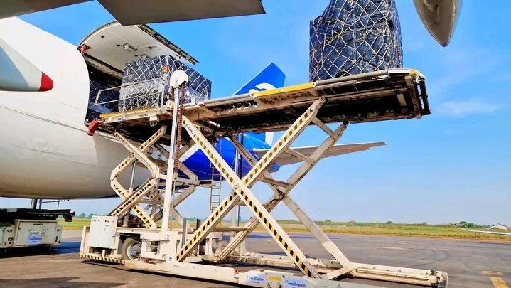 info_tikodro's tweet image. #Elections_2025 Arrivée des urnes et isoloires à l'aeroprt international Bangui Mpoko, ce jeudi 20 novembre 2025