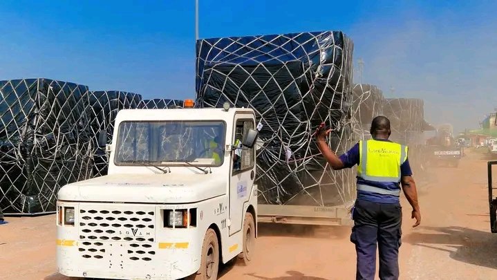 info_tikodro's tweet image. #Elections_2025 Arrivée des urnes et isoloires à l'aeroprt international Bangui Mpoko, ce jeudi 20 novembre 2025