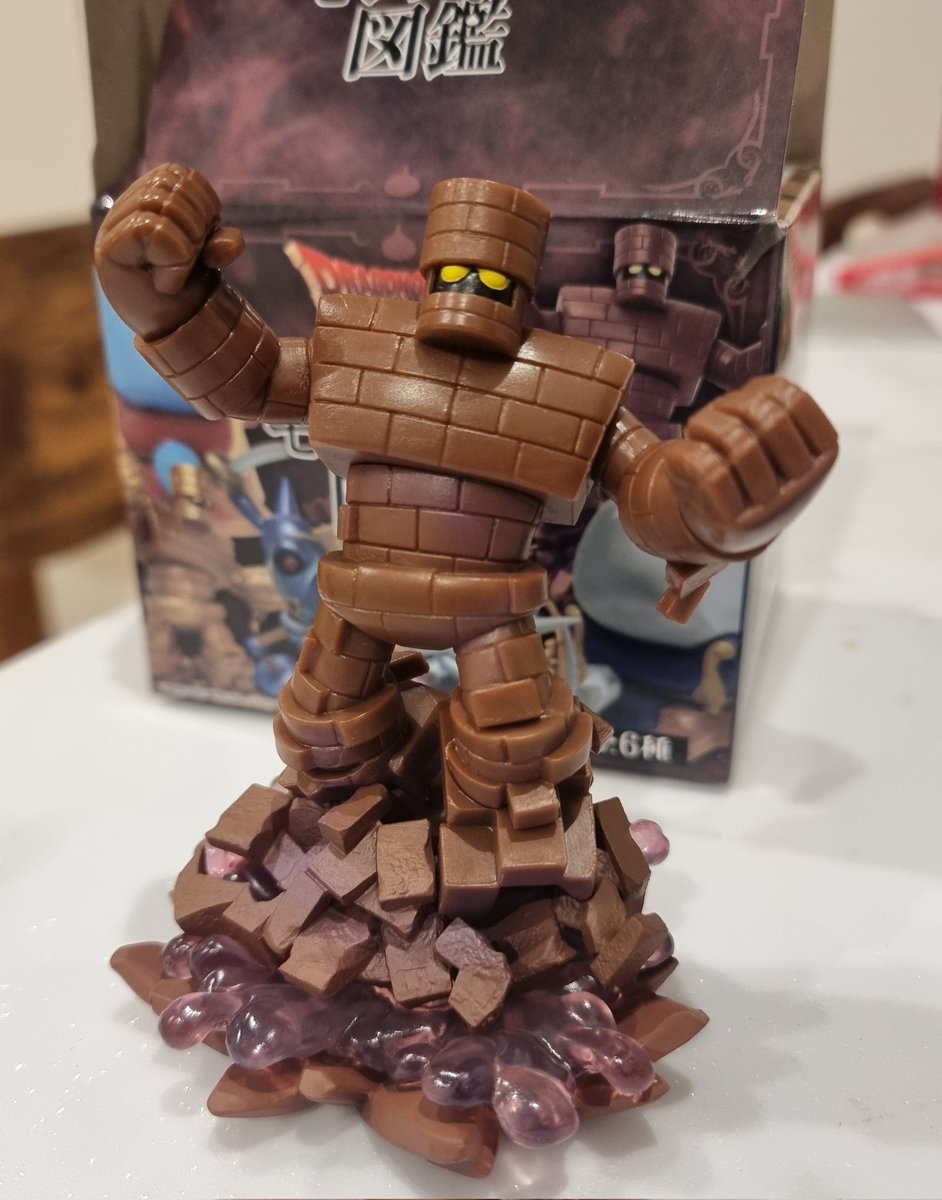 This lone Dragon Quest box was just sitting on a shelf in 7-Eleven, so I had to buy it and see which one was inside.