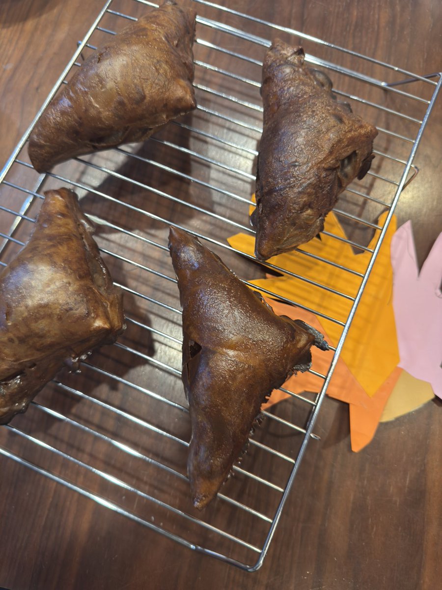 ll9_sv3's tweet image. 三角チョコパイ、作ってみた
汚くてすみません
これ、生地はライスペーパーなんですよ