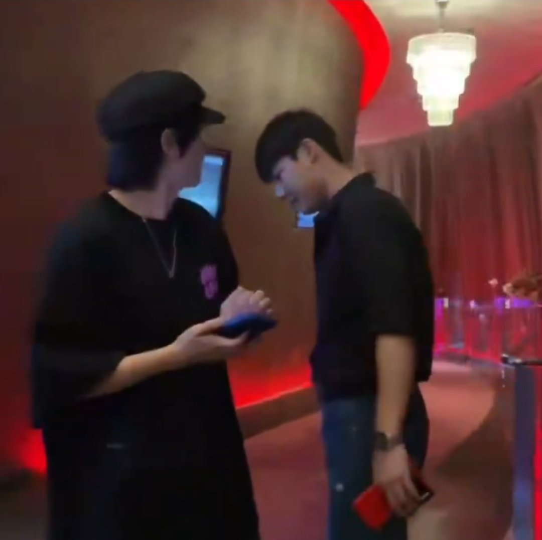 miuwinwind's tweet image. definitely not checking the shirt 🫢🫢

#SailubPon #สายลับภณ
#SpySailub #PonThanapon