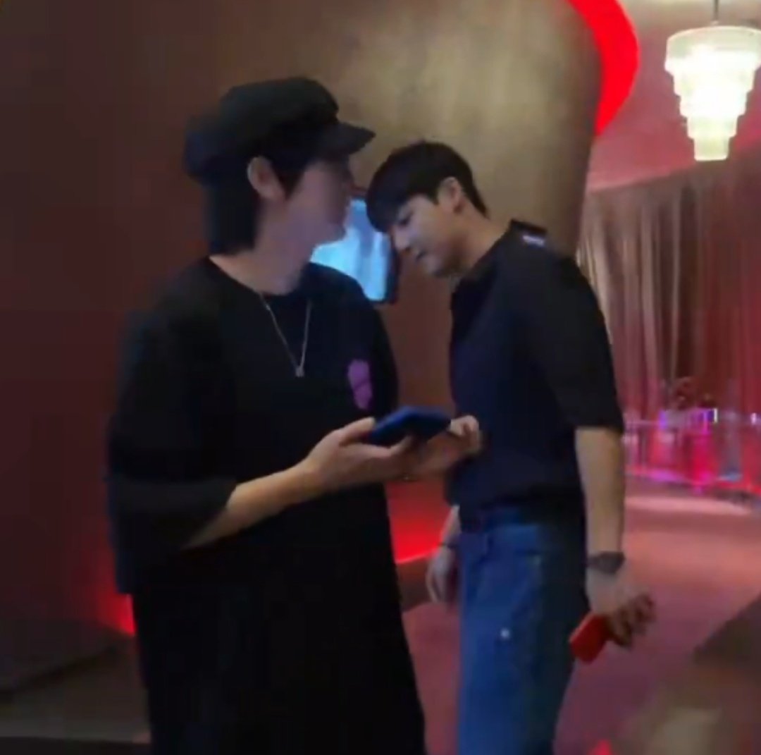 miuwinwind's tweet image. definitely not checking the shirt 🫢🫢

#SailubPon #สายลับภณ
#SpySailub #PonThanapon