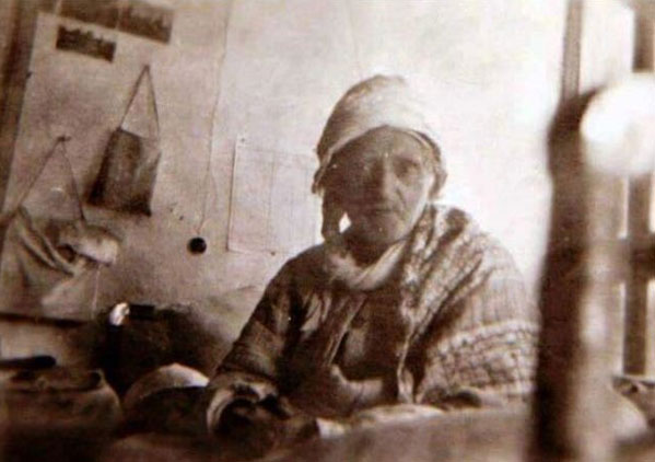ÖYLE ZULMETTİLER Kİ; VEFAT ETTİĞİNDE 36 KİLOYA DÜŞMÜŞTÜ. ONA VERİLEN ZEHİRLER, VÜCUDUNDA ELMA BÜYÜKLÜĞÜNDEKİ BİR UR'DA BİRİKMİŞTİ...
Dünyada ençok zulme uğramış İslam Alimlerinden biridir, çilekeş mazlum, vatan perver, kahraman Bitlis'li Bediüzzaman...
Üstad vefat etmeden önce