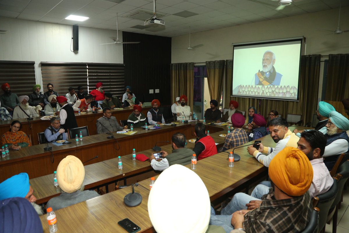 PAU_LDH's tweet image. ਬੀਤੇ ਦਿਨੀਂ ਪੀ.ਏ.ਯੂ. ਵਿਖੇ ਹੋਏ ਇਕ ਵਿਸ਼ੇਸ਼ ਸਮਾਰੋਹ ਦੌਰਾਨ ਪੀ ਐੱਮ ਕਿਸਾਨ ਸਨਮਾਨ ਨਿਧੀ ਯੋਜਨਾ ਦੀ 21ਵੀਂ ਕਿਸ਼ਤ ਜਾਰੀ ਕਰਨ ਦਾ ਆਨਲਾਈਨ ਪ੍ਰਦਰਸ਼ਨ ਹੋਇਆ| ਇਹ ਸਮਾਰੋਹ ਤਾਮਿਲਨਾਡੂ ਦੇ ਕੋਇੰਬਟੂਰ ਤੋਂ ਦੇਸ਼ ਦੀਆਂ ਖੇਤੀ ਯੂਨੀਵਰਸਿਟੀਆਂ ਅਤੇ ਕ੍ਰਿਸ਼ੀ ਵਿਗਿਆਨ ਕੇਂਦਰਾਂ ਵਿਚ ਸਿੱਧਾ ਪ੍ਰਸਾਰਿਤ ਕੀਤਾ ਗਿਆ|